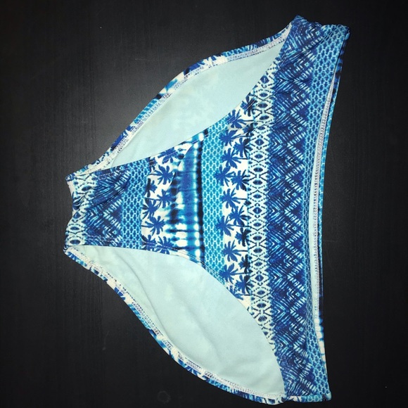 Bikini - Picture 2 of 6